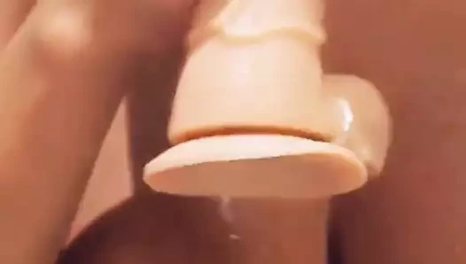 Büyük baştankara kız emme ona yapay penis