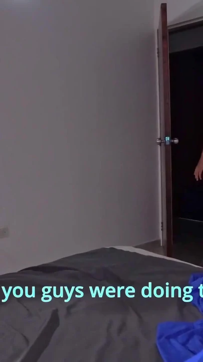 Orta yaşlı seksi üvey anne iki genç üvey oğluyla gece yarısı üçlü seks yapıyor | Klip 3