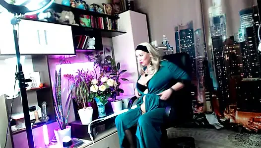 Seksi tombul nine uzak genç sevgilisine video mesajı yazıyor .!. ))