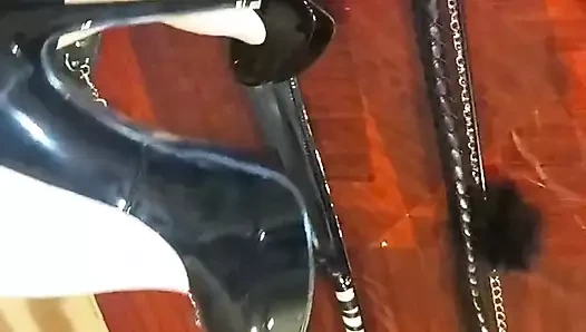 Dilinizi güzelce dışarı çıkarmaya hazır olun, çünkü bu yüksek topuklu ayakkabılar sadece onları yalamanız için orada ve son eylem olarak