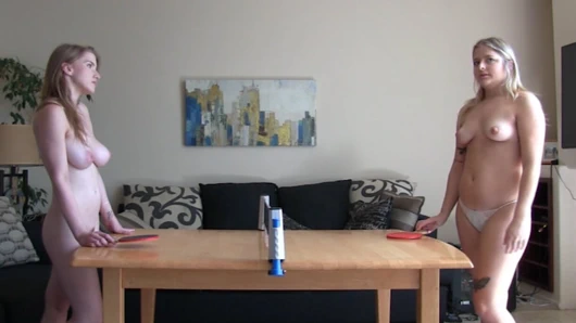 Striptiz masa tenisi oyunundan sonra dildo makinesi kullanılıyor