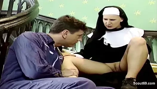 Handwerker fickt notgeile Nonne direkt im Kloster durch