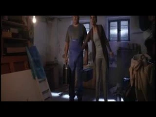 Martina Hill fasst dem Handwerker an den Schwanz