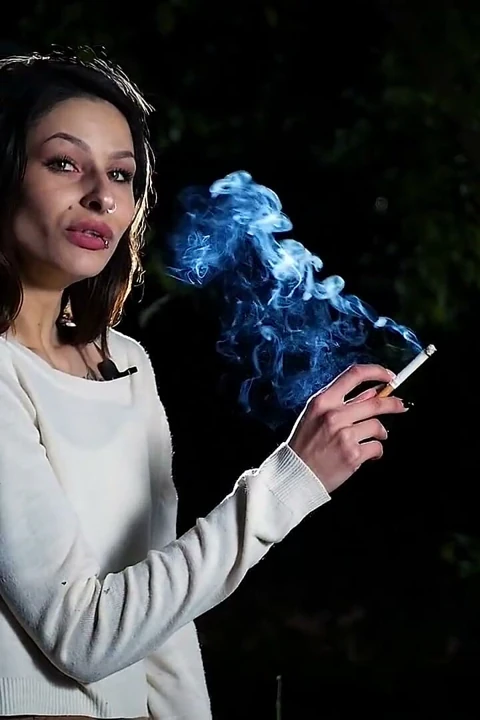 Seksi Rus hatun açık havada sigara içiyor