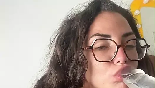 Yalnız ve çok azgın esmer çok ateşli videoların derlemesinde mastürbasyon yapıyor