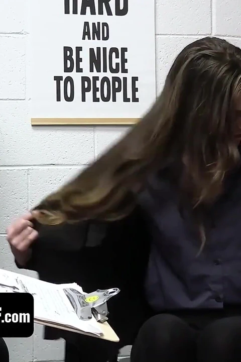 İri göğüslü shoplyfter mylf yasaları çiğniyor ve arka odada güvenlik görevlisi tarafından domine ediliyor