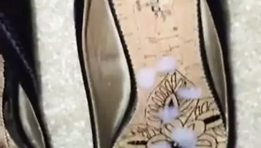 Arkadaşın adım annesinin ikinci çift ayakkabısına boşalmak