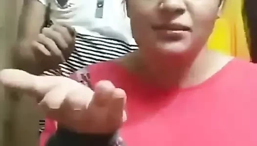 Büyük göğüslü ünlü oyuncu