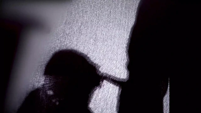 Gölgede sakso - kız arkadaşım zor bir iş gününden sonra bana küçük bir hediye veriyor