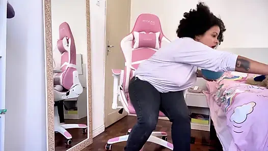 İri güzel kadın erkek arkadaşı izlerken ve can sıkıcıyken osuruyor