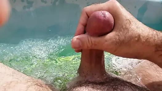 Havuzda mastürbasyon yapmak. büyük cum shot kıllı vücut