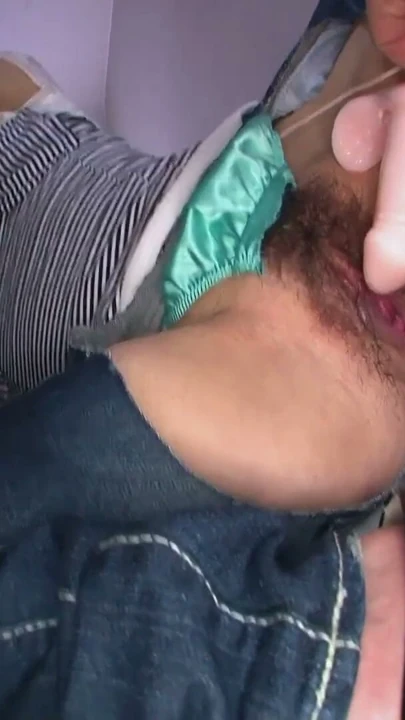 Tatlı japon genç gets ona kot pantolon yırtık içinde bir sert üçlü sikme | Klip 2