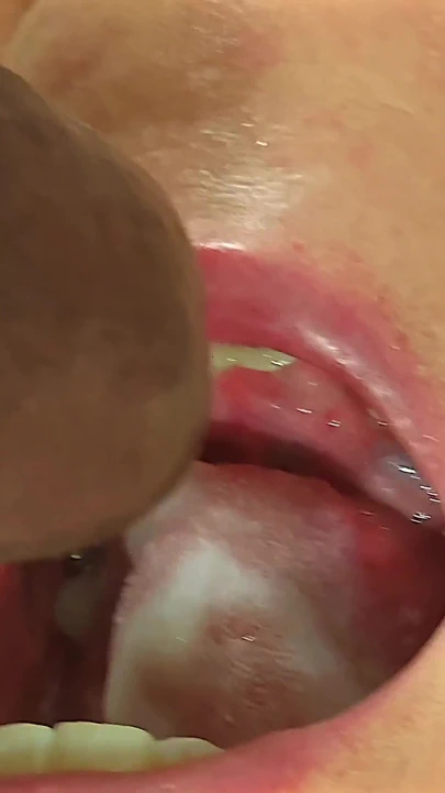 Siyah adam karısı yarağını emerken boşalmamaya çalış meydan okumasıyla oynuyor, başarısız oldu ve ağzına boşalıyor | Klip 3