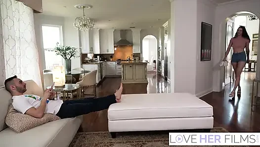 Azgın Olivia Madison büyük ayaklarına tapıyor