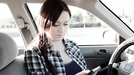 Milf tüm parmaklarını lezbiyen arkadaşının ıslak twat içine koyar