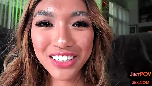 Asyalı bakış açısı bae edepsizce konuşurken Orient amcığıyla yarak üstünde oturup kalkıyor