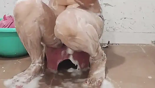 Priya bhabi ateşli banyo yapıyor