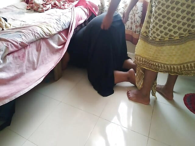 Büyük götlü burqa ve tesettürlü seksi üvey anne yatağın altında sıkışıyor. Üvey oğul götünü sikerek ona yardım ediyor