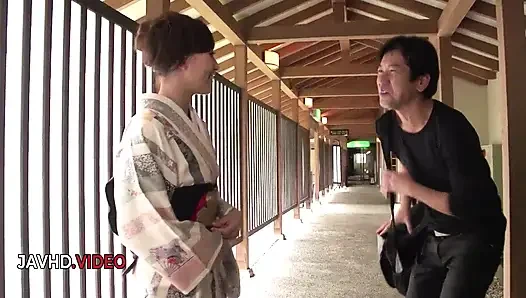 Yoğun Japon baştan çıkarma aoi mizunos ateşli açık havada oral seks
