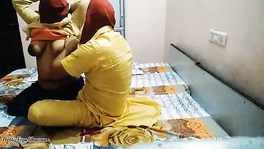 Hintli desi erotik yenge Sucharita açık havada ormanda sikişiyor