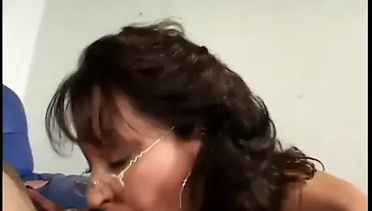 Muhteşem vücutlu ve gözlüklü orta yaşlı seksi kadın mastürbasyon yapıyor ve emiyor