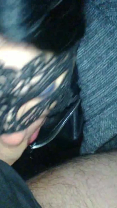 Olgun sürtük açık havada oral seks yapıyor ve ağzına boşaltıyor | Klip 2