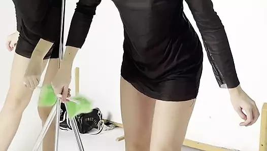 Kadın şeffaf elbiseli aynayı temiziyor