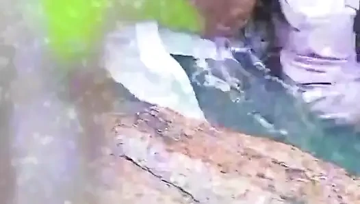 Ateşli kız banyo yapıyor ve sikişiyor