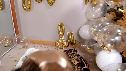 Cam kızlar - altın vücut boyası içinde şirin doğum günü kızı