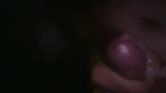 Дрочит дома