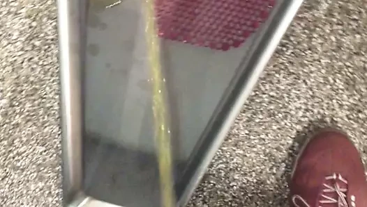 Adam umumi banyoda işiyor