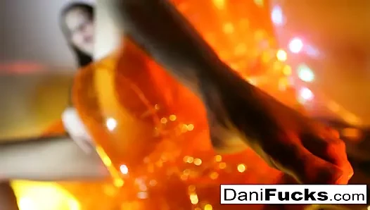 Dani sıkı ıslak kedi ile oynuyor