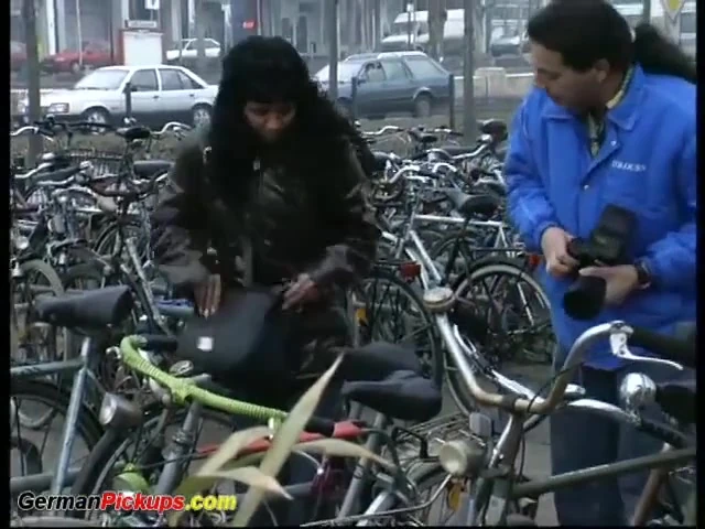 बालों वाली एशियाई कदम माँ पहली बार अश्लील कैम पर