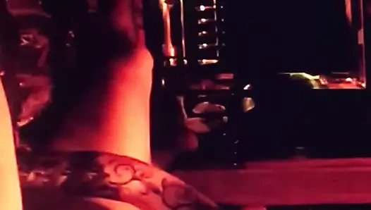 Kocanın en iyi arkadaşı için hotwife sürpriz