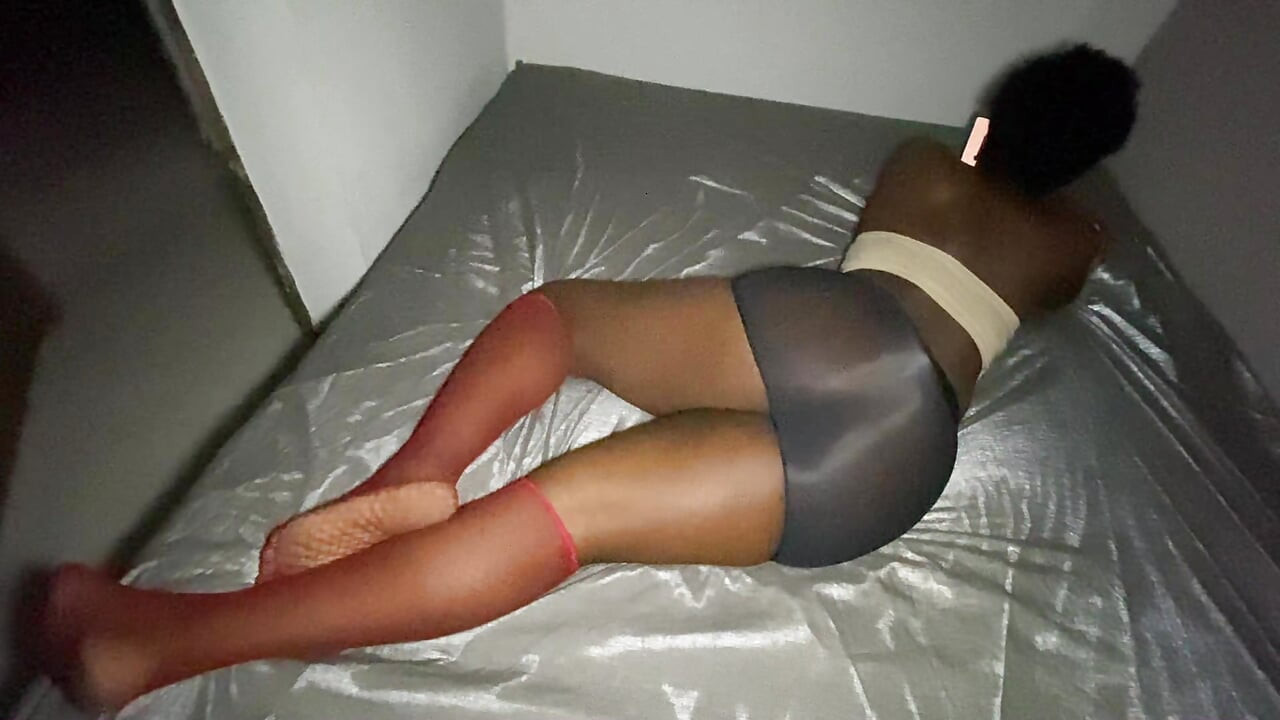 Komşu götünü parçalatıyor kocasının onu iyi sikmediğini söylüyor