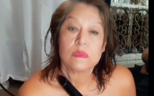 İri güzel kadın 71 yaşındaki nine şeffaf elbiseyle dans ediyor ve dildomla kıllı amına mastürbasyon yapıyor