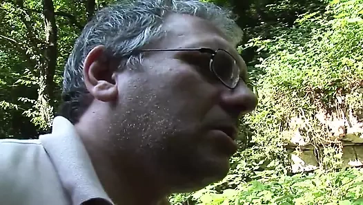 Taşralı yaşlı adam azgın oğlunun arkadaşıyla sert sikişiyor