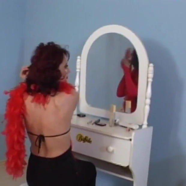 Рыжую волосатую киску трахают в позе публичный секс