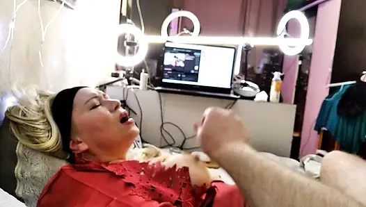 Fahişe evli kadının ağzında sünnetli bir yarak ya da Rus yazar Peter Stone'un sperminde olgun bir kaltağın amcığı))