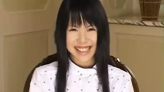 Güzel asyalı bebek konomi sakura zevk için sıcak kedi sunar