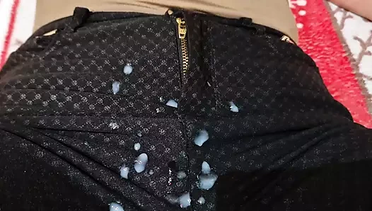 Bakış açısı pantolonuna boşaldım ve o onlarla çalışmaya gitti