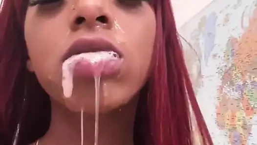 Seksi abanoz üvey babasının somunu ile oynuyor