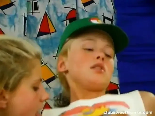 Debbie ve Rowena ateşli bir üçlü seks yapıyor