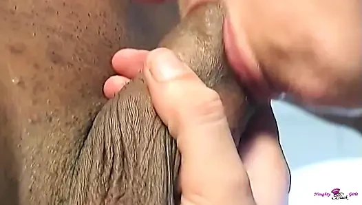 Azgın kızıl saçlı tracy trixxx amını yalatıyor ve büyük siyah bir yarakla sikiyor.