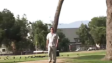 B-fincan latin sert kıçlı dostumun şaftını yalıyor ve ona uzun ıslak oral seks veriyor