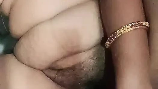 Hintli deshi köylü ev hanımı amcık vibratör dildoyla mastürbasyon yapıyor