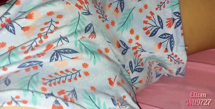 Üvey kız kardeşimle ilk kez yatağında ev yapımı video kapakların altında şeyler yapıyoruz