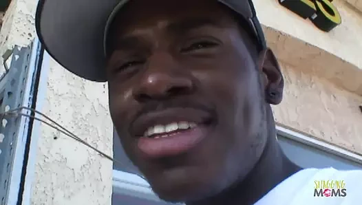 Birey ırklararası cinsel aktiviteye girer ve mor bir kanepede yüz tedavisi alır.