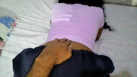 Aian karımın sıkı amcık arkadaşı yırtık bir elbiseyle tekrar odaya geldi domaltarak sikişiyor