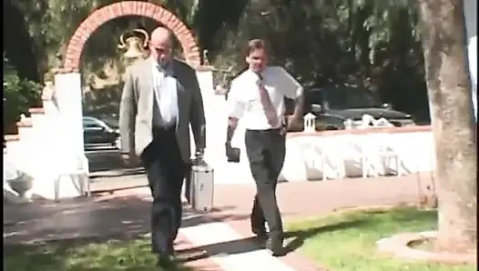 Adam yatakta başka bir adama sakso çektirirken kadının ayaklarını sikiyor